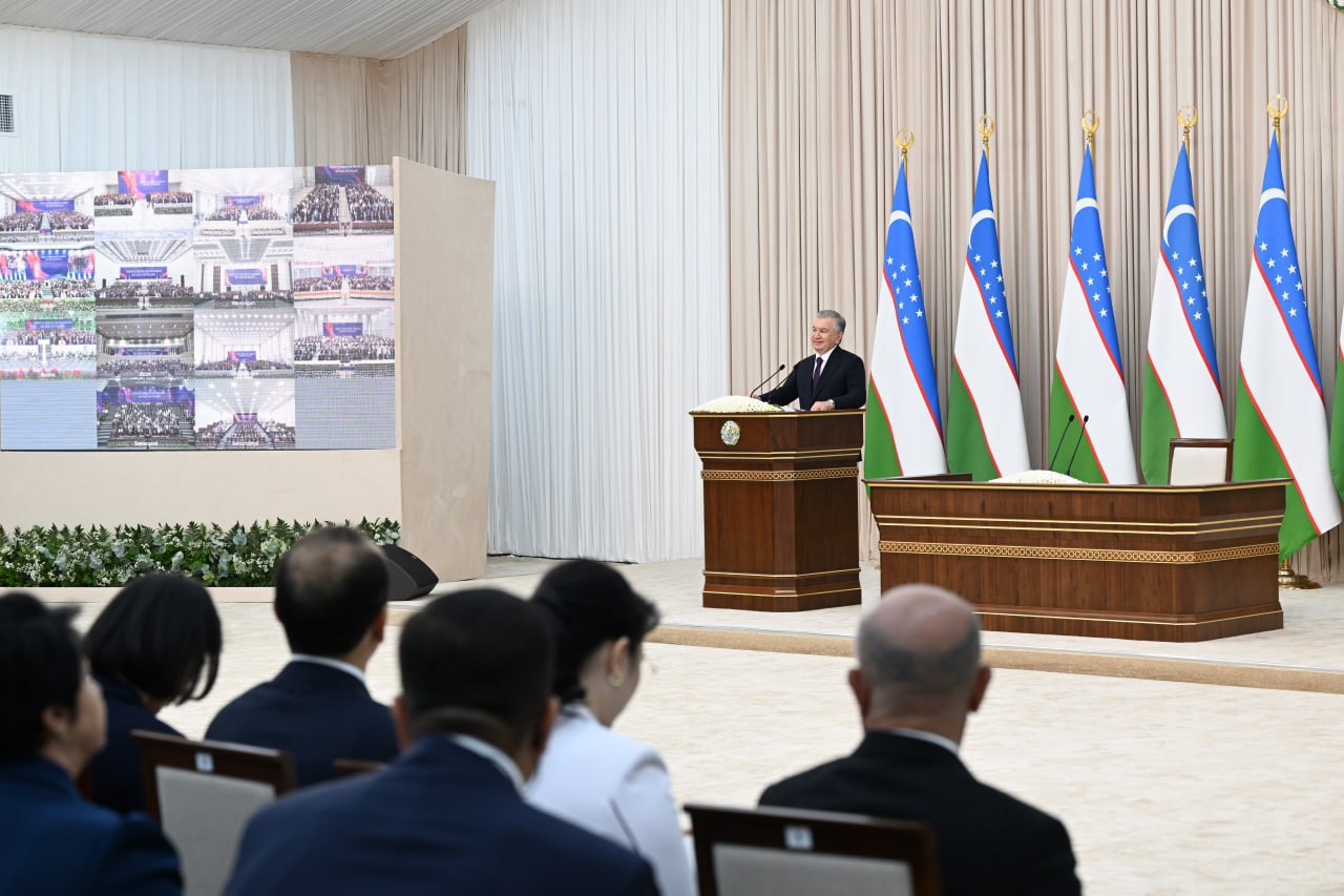 Узбекистан открыл колоссальные запасы газа На северо западе Узбекистана в Устюртском регионе было обнаружено крупное месторождение природного газа Об этом сообщил президент страны Шавкат Мирзиеев Он не уточнил предполагаемые запасы нового месторождения однако подчеркнул что обнаруженные объемы являются колоссальными Месторождение было открыто после бурения скважины на глубине 6 5 тыс метров Это первая скважина такой глубины в истории Узбекистана подчеркнул президент По его словам ранее в нефтегазовой сфере проводилась разведка на глубине порядка 2 5 3 тыс метров Ранее ИнфоТЭК сообщал что добыча нефти и природного газа в Узбекистане по итогам семи месяцев 2025 года продемонстрировала отрицательную динамику сократившись на 10 8 и 3 4 соответственно Такие данные опубликовал Государственный комитет Республики Узбекистан по статистике Согласно отчету ведомства за январь июль текущего года в стране было добыто 378 8 тыс тонн нефти что на 42 4 тыс тонн меньше показателя за аналогичный период прошлого года Объем добычи природного газа снизился на 0 89 млрд куб м и составил 25 37 млрд куб м Отмечается что тенденция к снижению добычи основных энергоносителей наблюдается в республике на протяжении нескольких лет Сокращение добычи связано с естественным истощением действующих месторождений