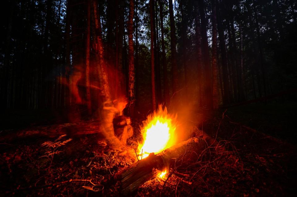 11-летний ребенок попал в больницу после падения в костер в Пермском крае   Это произошло 29 июня. Мальчик вместе со своей семьей сплавлялся по реке Чусовой. Во время стоянки в 10 километрах вверх по реке от Чусового школьник прыгал через костер и упал в него. С термическими ожогами ребенка госпитализировали в больницу.  Мальчик находится в удовлетворительном состоянии, ему оказывается вся необходимая помощь, сообщили «КП Пермь» в краевом Минздраве.     Подпишись на «КП-Пермь»