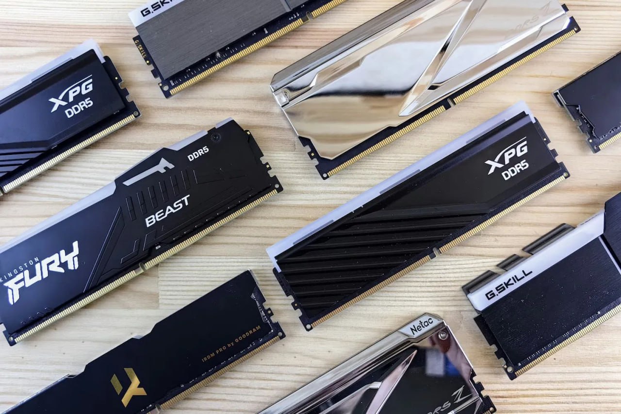 RAMAGEDDON УЖЕ ЗДЕСЬ Аналитики прогнозируют настоящий дефицит ОЗУ RAM в 2026 году который ударит по всем электронным устройствам Основная причина искусственный интеллект Компании скупают память для своих ИИ проектов создавая дикий дефицит За год цены на чипы памяти выросли в разы Из за нехватки компонентов производители компьютеров вынуждены менять стратегию они либо сокращают объем памяти в новых устройствах либо переводят продажи в премиальный сегмент чтобы оправдать высокую стоимость Цены на топовые комплекты памяти DDR5 в рознице уже в 3 5 раз превышают показатели прошлого года В телефонах среднего сегмента память составляет 15 20 себестоимости Смартфон за 500 долларов может подорожать до 600 и выше Особенно достанется бюджетному сегменту где каждые 10 20 долларов критичны Интересно то что даже Qualcomm признаёт проблему глобальной Дефицит влияет на весь сектор от телефонов до игровых приставок По данным Counterpoint Research на которые ссылается Bloomberg к второму кварталу 2026 года стоимость оперативной памяти может подняться ещё на 50 Вы успели обновить электронную технику до повышения цен Kondrashovinvest l Подписаться