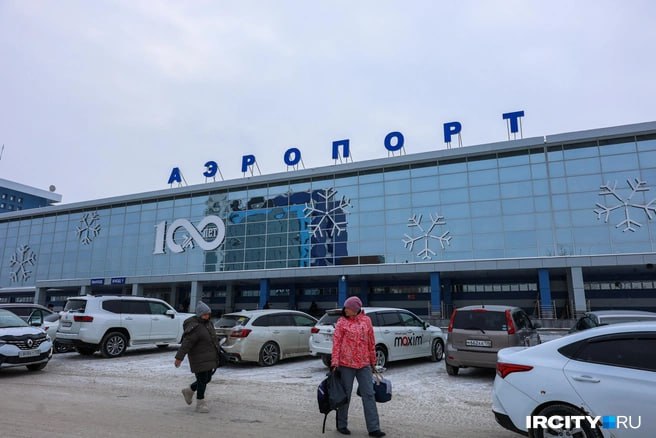 В аэропорту Иркутска ввели новые 10 минутные парковки Теперь на кратковременных стоянках у терминалов можно останавливаться только на 10 минут После этого времени система начнёт считать штраф 2000 рублей в час начиная с 11 й минуты В аэропорту пояснили что зона предназначена исключительно для быстрой высадки и посадки пассажиров Выходить из машины и идти встречать кого то в терминал нельзя для этого есть три долгосрочные парковки с обычными тарифами Если водитель задержался не по своей вине например из за поломки или проблемы с картой можно обратиться к парковщикам вопрос решат на месте Для удобства движение разделили первая полоса для автобусов и крупногабаритного транспорта Для них предусмотрены один въезд возле терминала 3 терминала прилета и один выезд возле терминала 1 международный аэропорт вторая для такси и личных автомобилей Заезд на территорию сквозной парковочной зоны к терминалам 2 внутренних линий и 3 терминал прилета предусмотрен только со стороны улицы Ширямова возле терминала 3 Выезд для такси и легковых автомобилей с терминала прилёта предусмотрен возле терминала 2 или общий выезд со сквозной парковочной зоны возле международного терминала Ircity теперь в MAX