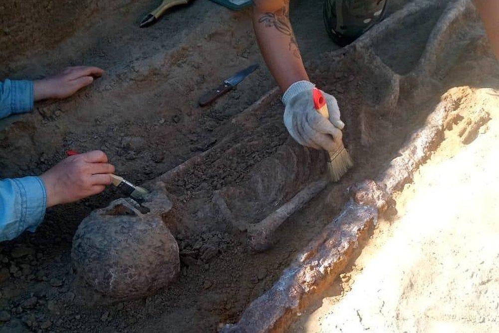 В Верхоянском районе Якутии во время проведения земляных работ случайно обнаружили несколько захоронений представляющих интерес для науки Бульдозер неподалеку от города Верхоянска вскрыл древнее захоронение человека с конем На место прибыли ученые но из за непогоды полноценное изучение находки осуществить не смогли Место оказалось перспективным в плане археологических исследований но по прибытии по объективным причинам нам все место практически не удалось осмотреть только сопки Обнаружены несколько захоронений Информация о том что были захоронены и человек и конь не подтвердилась Предполагается что был жертвенный обряд с конем По имеющимся данным в XIX веке на крышку гроба клали часть животного после последней трапезы провожая умершего рассказал участник экспедиции После находки ученые планируют более пристально изучить окружающую территорию Очевидно что это захоронение было там не единственным