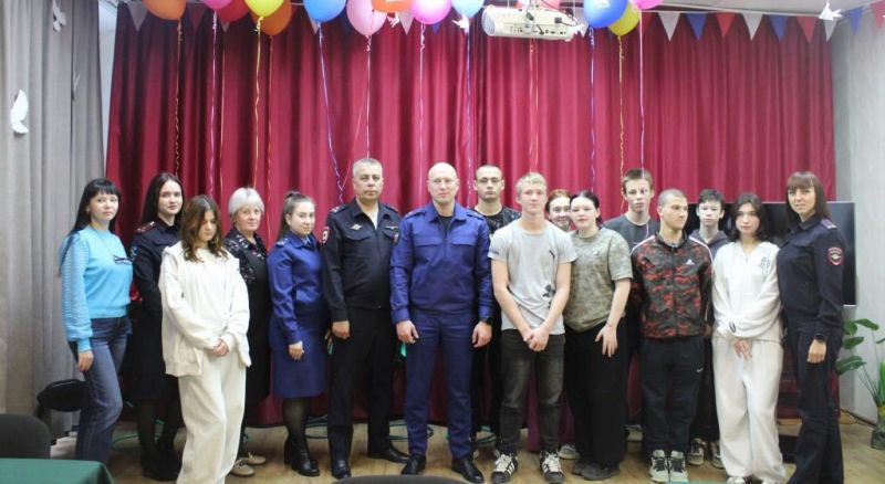В Хабаровском районе полицейские посетили детский дом в селе Некрасовка поговорили с ребятами о важном Начальник ОМВД России по Хабаровскому району полковник полиции Станислав Прохоров начальник отделения по делам несовершеннолетних подполковник полиции Екатерина Смирнова старший юрисконсульт правового направления старший лейтенант внутренней службы Виктория Штейникова провели встречу с воспитанниками учреждения Полицейские в беседе рассказали ребятам как вести себя в разных ситуациях за пределами детского дома чтобы не попасть в беду Особенно внимательно пообщались с теми кто раньше уходил из учреждения без разрешения постарались понять что толкает детей на такие поступки Сотрудники правоохранительных органов поговорили о том какая ответственность ждёт за разные нарушения от краж и хулиганства до употребления алкоголя и никотина Полицейские напомнили подросткам как беречь себя как правильно вести себя на дороге у воды в общественных местах и как соблюдать ПДД Ребята слушали с интересом и не стеснялись задавать вопросы на все получили подробные ответы Напомним в случае возникновения трудной жизненной ситуации можно позвонить на всероссийский детский телефон доверия 8 800 2000 122