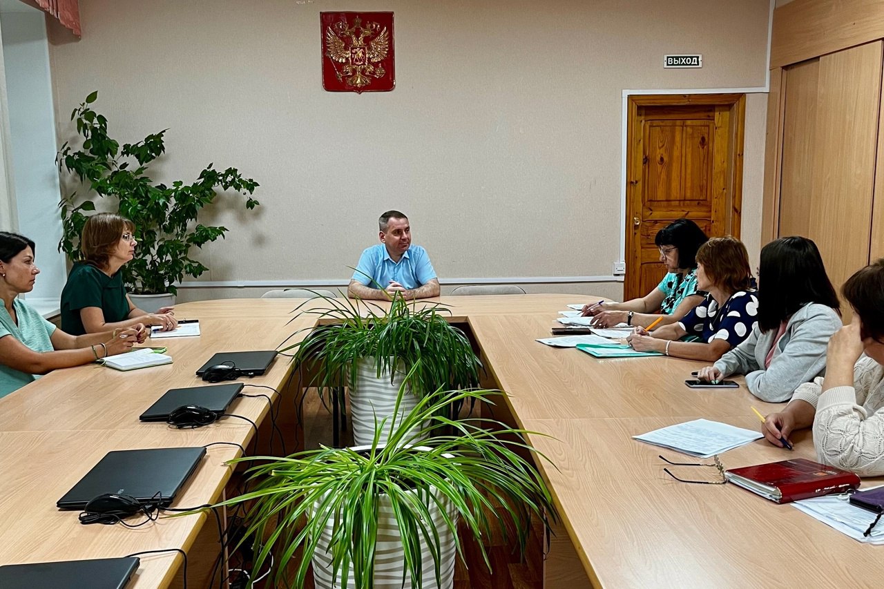 Курянам напомнили о защите прав и интересов недееспособных граждан На заседании комиссии по опеке и попечительству под руководством председателя комитета соцзащиты населения города Сергея Брежнева затронули тему помощи совершеннолетним, которые не могут самостоятельно защищать свои права и интересы по состоянию здоровья. Присутствующие обсудили вопрос об опеке над совершеннолетним недееспособным курянином. Чтобы сохранить семейные связи, решено назначить ему опекуна. В комитете напомнили, что опека над совершеннолетним недееспособным гражданином защищает его права и интересы, что позволяет больному оставаться в привычных домашних условиях и получать индивидуальный уход. Подробную консультацию по вопросам опеки и попечительства можно получить по номерам: 70-23-02, 70-22-89. Фото: администрация города Курска.