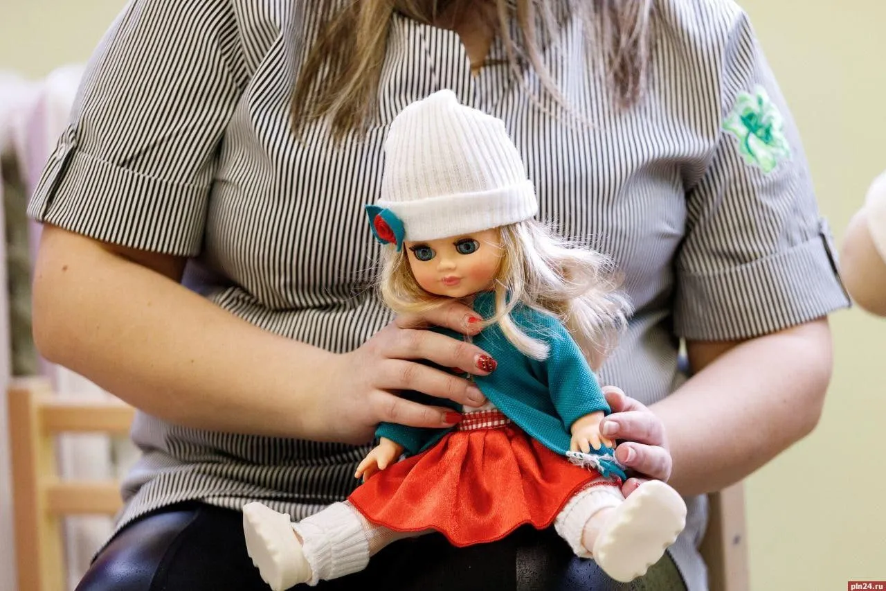 490 будущих мам в Псковской области получили пособие по беременности и родам с начала 2026 года С начала года отделение Социального фонда России по Псковской области назначило выплаты 490 женщинам ушедшим в отпуск по беременности и родам Кто имеет право Работающие женщины получают пособие автоматически работодатель передаёт данные в СФР без подачи заявления Размер зависит от заработка за два предыдущих года Уволенные при ликвидации организации могут обратиться в службу занятости Выплата фиксированная ежегодно индексируется Студентки очной формы получают сумму равную стипендии Неработающим кроме уволенных при ликвидации это пособие не положено но они могут оформить единое пособие для беременных вставших на учёт до 12 недель В 2026 году Минимум 124 702 рубля за 140 дней Максимум 955 836 рублей Поддержка материнства наш приоритет Большинство данных поступает в СФР автоматически женщине не нужно собирать справки отметил Дмитрий Яковлев заместитель управляющего отделением СФР по региону Вопросы по выплатам по телефонам 8112 700 201 8 800 100 00 01 ПЛН в MAX