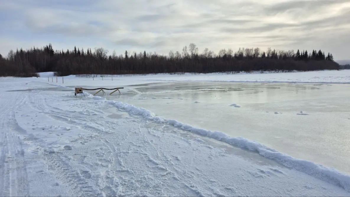 Зимники готовят к эксплуатации на севере Хабаровского края В северных районах Хабаровского края полным ходом идут подготовительные работы по вводу в эксплуатацию ледовых переправ и автозимников При условии наступления стабильных минусовых температур в Аяно Майском районе они откроются к концу ноября в Охотском округе в декабре В настоящий момент в Аяно Майском районе ведется активная работа по обустройству ледовой переправы на реке Мая у Нелькана Это ключевой элемент зимней дороги связывающей Нелькан с Джигдинским сельским поселением Переправа особенно важна и для жителей Нелькана поскольку все лесозаготовительные участки находятся на другом берегу реки Мая Её открытие жизненно необходимо для заготовки дров и снабжения местного населения топливом Кроме того в декабре и январе будут открыты автозимники в Охотском округе Два до поселка Новое Устье и села Арка откроются во второй половине декабря а переправа Охотск Иня после Нового года Два моста на подъезде к реке Охота скоро будут открыты еще один достраивается todaykhv