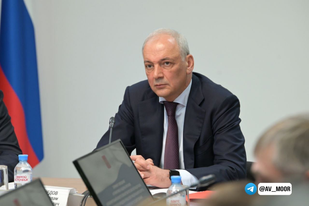 Реализацию Стратегии государственной национальной политики обсудили на совещании, которое провели в Магнитогорске заместитель руководителя администрации Президента России Магомедсалам Магомедалиевич Магомедов и полномочный представитель Президента России в Уральском федеральном округе Артём Владимирович Жога. Магомедсалам Магомедалиевич справедливо отметил, что ведущую роль в реализации национальной политики играют региональные и муниципальные органы власти. Для обеспечения согласия и мира в нашей многонациональной стране очень важно делать акцент на адаптации мигрантов к нормам жизни в российском обществе, подчеркнул полпред главы государства. В Тюменской области мы активно сотрудничаем с региональными национально-культурными общественными объединениями и областным отделением Ассамблеи народов России. Правительство региона на постоянной основе взаимодействует с органами внутренних дел и работодателями для пресечения нелегальной миграции. Вместе с правоохранителями мы оперативно реагируем на любые инциденты в сфере межнациональных отношений. Анализ таких ситуаций показывает, что большинство из них происходят на чисто бытовой почве и не имеют межнациональной подоплеки. По данным Федерального агентства по делам национальностей, ситуацию в сфере межнациональных отношений позитивно оценивают 83% жителей Тюменской области. По этому показателю мы на втором месте в УФО. Благодаря эффективному межведомственному взаимодействию и активной жизненной позиции наших земляков всех национальностей наша работа по обеспечению межнационального мира и согласия дает результаты. -канал губернатора Тюменской области – узнавайте важное первыми.