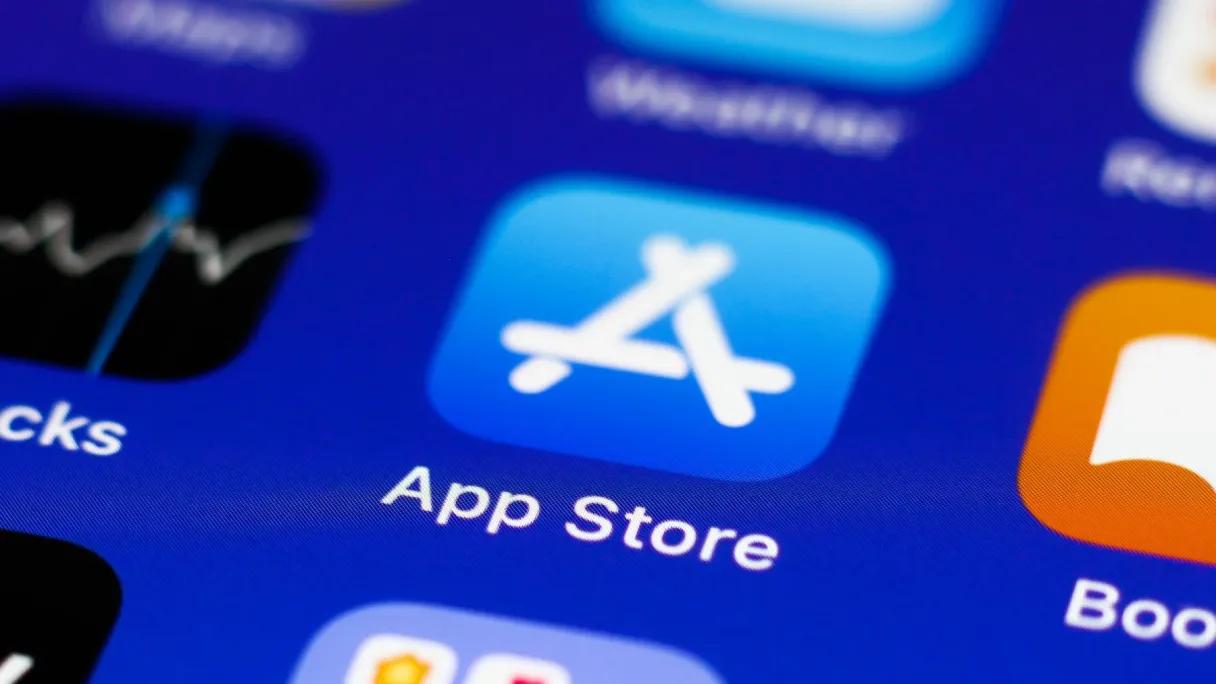 Спрятаться за ширму: как российские компании обходят санкции в App Store  В 2022 году российский рынок мобильной разработки оказался в непростом положении: под санкции попали банки, цифровые сервисы и социальные сети, а их приложения начали массово исчезать из App Store и Google Play.   Только за тот год Top10VPN оценивал потери в экономике России из-за этого в $21,5 млрд. Но если Android-разработчики быстро переориентировались на новые способы дистрибуции, то с экосистемой Apple все оказалось сложнее. Российские компании ищут обходные пути, чтобы сохранить присутствие в App Store.   Как рынок мобильных приложений реагирует на санкции, почему «ширмы» стали новой нормой и что ждет отрасль, рассказывает основатель Agima Александр Богданов   : Фото Jakub Porzycki / NurPhoto via Getty Images