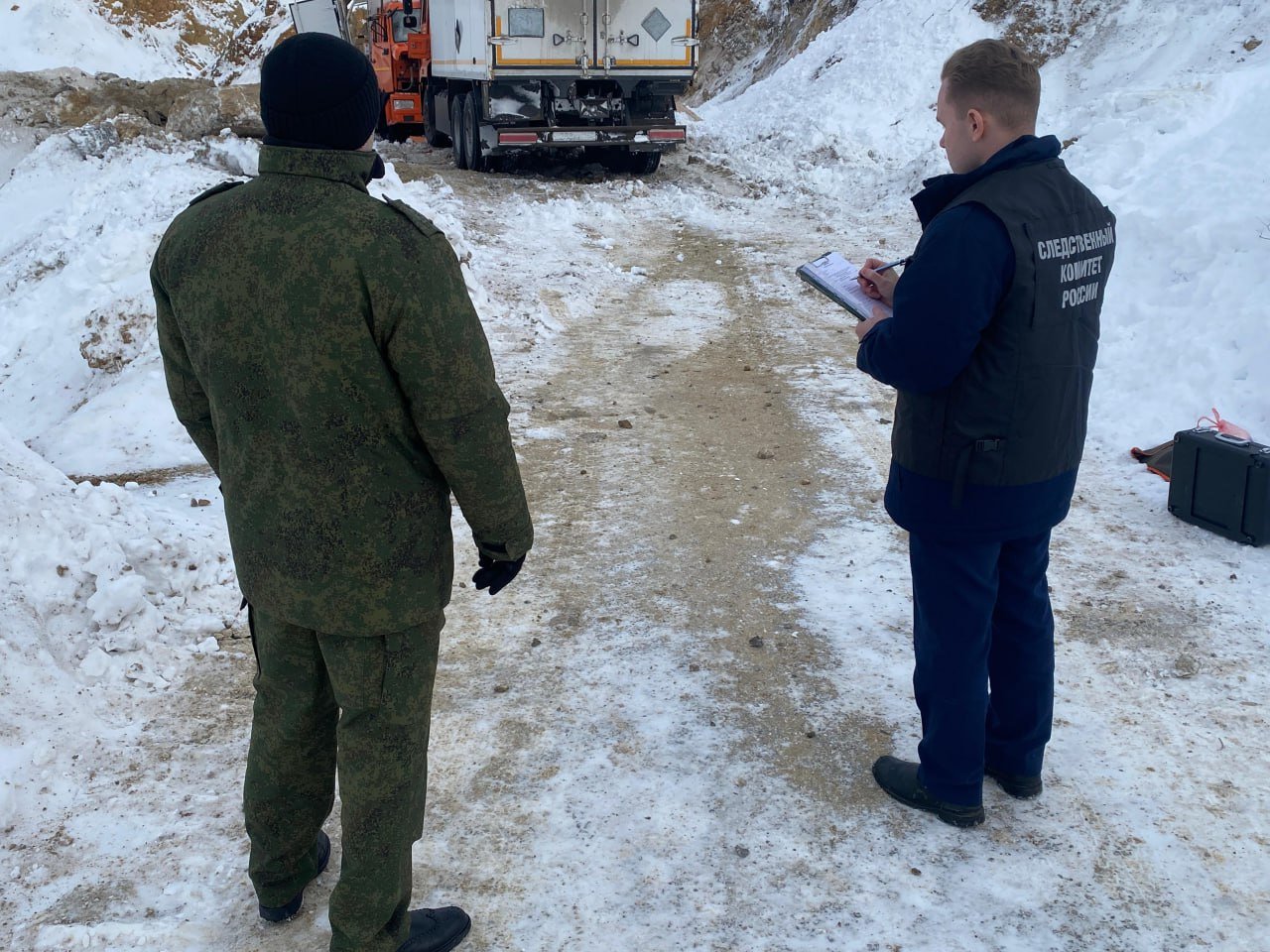 В Томской области по факту происшествия на карьере возбуждено уголовное дело     Следственным отделом по Ленинскому району города Томска следственного управления СК России по Томской области по факту происшествия на карьере в окрестностях села Сухоречье Томского района Томской области возбуждено  уголовное дело по признакам преступления, предусмотренного ч. 3 ст. 216 УК РФ  нарушение правил безопасности при ведении строительных или иных работ, повлекшее по неосторожности смерть двух лиц .     По предварительным данным, в процессе транспортировки сдетонировали подлежащие уничтожению промышленные взрывчатые вещества.    В настоящее время следственно-оперативная группа работает на месте происшествия.  ‼  Следователями СК России по уголовному делу проводятся первоначальные следственные действия, направленные на установление всех обстоятельств произошедшего.    ПОДПИСЫВАЙТЕСЬ на