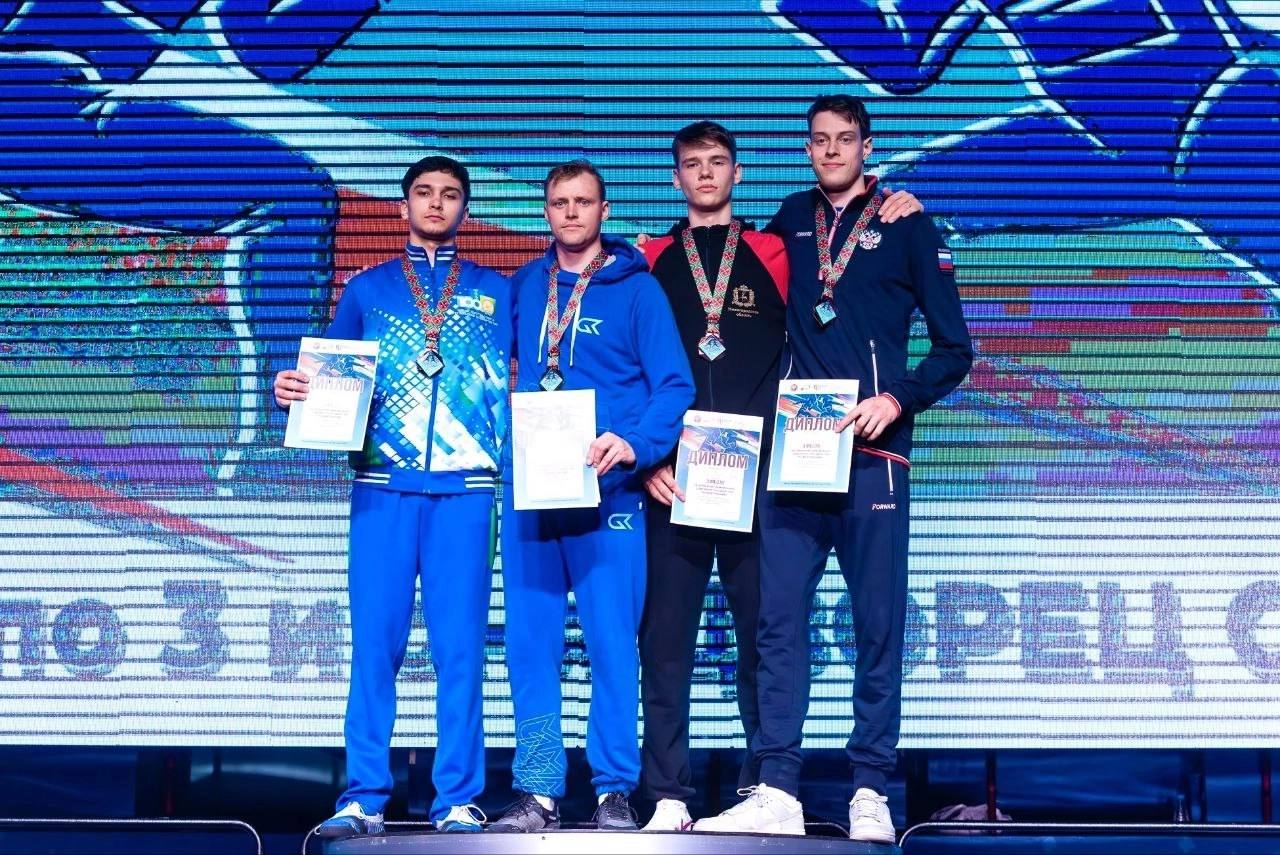 Бронза с международного турнира 27 мая в Минске прошел Открытый чемпионат Союзного Государства по фехтованию среди мужчин и женщин. В соревнованиях участвуют сильнейшие спортсмены России и Беларуси. Нижегородский спортсмен Александр Керик завоевал бронзовую медаль в личном первенстве на рапирах. Поздравляем спортсменов и тренерский состав! Так держать!