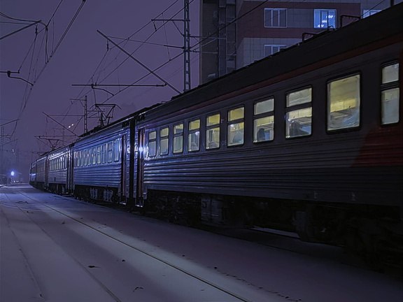 Прямая электричка из Омской области до Новосибирска стартует в 2026 году С начала 2026 года отдаленное село Ивановка в Омской области свяжут с Новосибирском прямой электричкой Маршрут станция Колония Новосибирск станет самым длинным в России для пригородных поездов целых 504 км Предположительное отправление со станции Колония запланировано на 6 35 по местному времени В обратную сторону прямого сообщения не будет Пассажирам из Новосибирска нужно будет делать пересадку в Татарской на электричку до Омска Хорошая новость на стыковку заложено 10 минут Проезд на участке Татарская Колония будет по тарифам Экспресс пригорода от правительства Новосибирской области Om1 Новосибирск в МАХ