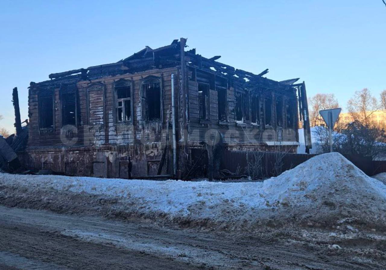 Страшный пожар в подмосковном Серпухове унес жизни двух человек Причиной возгорания в жилом доме на Пролетарской мог стать неисправный обогреватель Двоих подростков 14 и 16 лет госпитализировали с отравлением угарным газом их отец и дедушка погибли Помощь медиков потребовалась 70 летней жительнице соседней квартиры Фото СК Подмосковья Telegram MSK1 в MAX Прислать новость