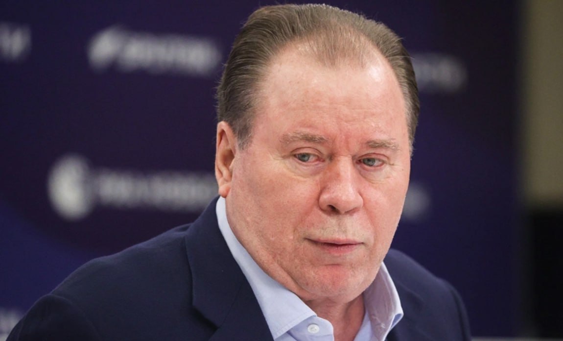 В МВД России сохраняется острый дефицит кадров на сегодняшний день незамещенными остаются более 172 тыс вакансий рассказал в эфире Радио РБК глава общественного совета при МВД адвокат Анатолий Кучерена По его словам за последние два три года количество свободных должностей в органах внутренних дел увеличилось примерно вдвое Особенно не хватает участковых уполномоченных полиции отвечающих за охрану общественного порядка и защиту прав граждан на вверенной административной территории В отдельных регионах их дефицит достигает 66 Если брать допустим населенный пункт где допустим должно быть три участковых а сегодня работает один участковый Это один который должен закрыть все вопросы Основной причиной увольнения со службы Кучерена назвал недовольство сотрудников полиции своим денежным довольствием Его недостаточно все таки для того чтобы на каком то даже минимальном уровне обеспечить жизнь не только одного человека а жизнь семьи Поэтому да самый важный вопрос это денежное довольствие Фото Алексей Белкин NEWS ru Global Look Press РБК в Telegram и MAX