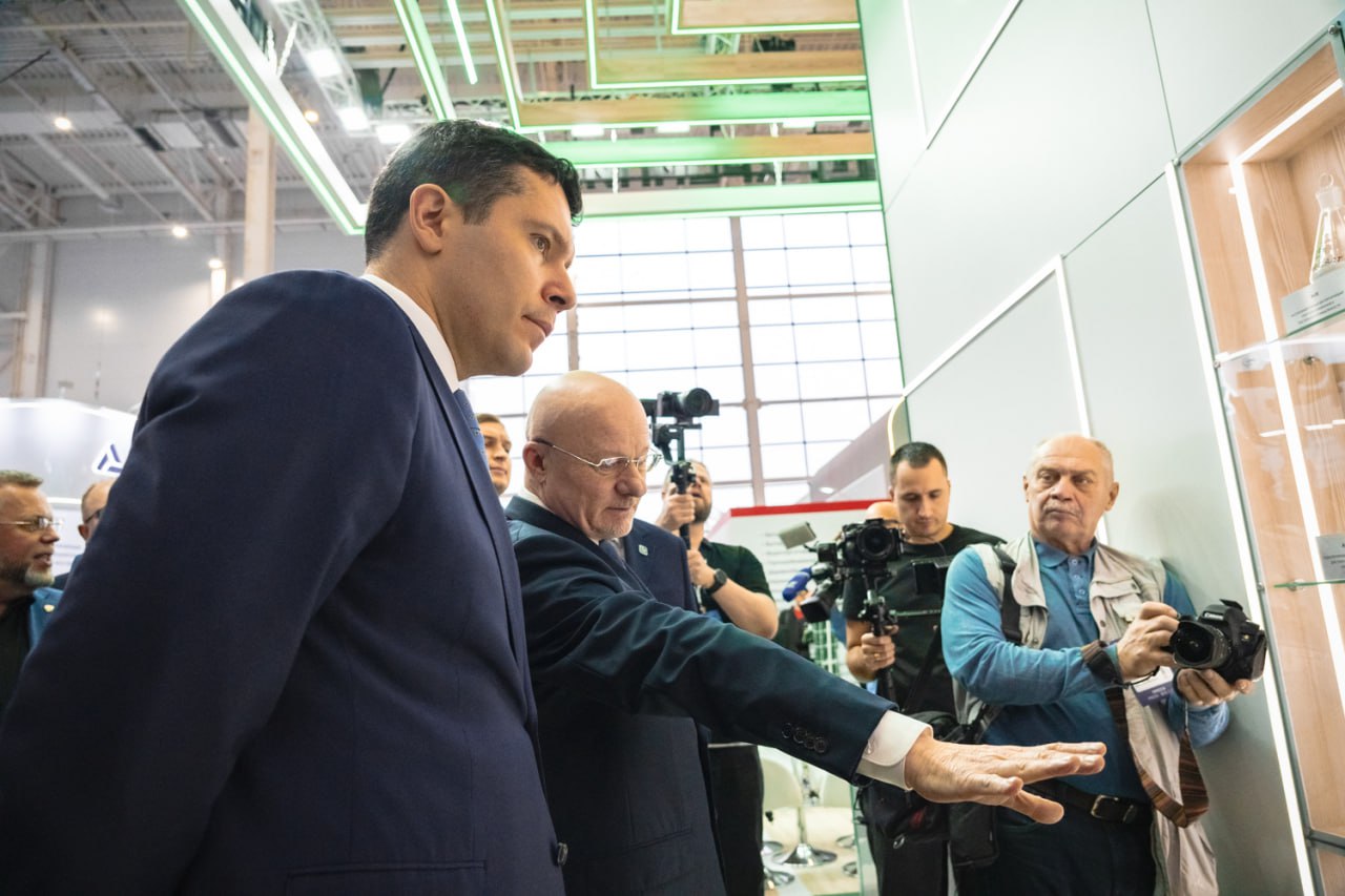 Более 2 тысяч человек посетили стенд компании Полипласт на выставке Химия 2025 Специалисты холдинга провели более 300 рабочих встреч с партнерами и потенциальными заказчиками организовали серию экспресс собеседований в которых приняли участие порядка 300 студентов В первый день выставки стенд компании посетил Министр промышленности и торговли РФ Антон Андреевич Алиханов который отметил значительный вклад организации в развитие химической отрасли России и укрепление ее технологического суверенитета В рамках деловой программы эксперты предприятий холдинга приняли участие в 9 профильных сессиях В числе обсуждаемых тем запуск масштабного проекта по выпуску эпоксидных смол на Урале разработки суперпластификаторов и макромономеров нового поколения практики создания импортозамещающих материалов стратегия формирования кадрового резерва в химическую отрасль и многое другое Работа ГК Полипласт на международной выставке Химия задала вектор развития химической промышленности России Компания обеспечивает полный инновационный цикл от научно исследовательских разработок до промышленного производства и стимулирует переход к экономике знаний и высоких технологий Реклама ООО ПОЛИПЛАСТ НОВОМОСКОВСК ИНН 7116019123 Erid 2W5zFHrdjZi Подпишись на truekpru63 Мы в MAX