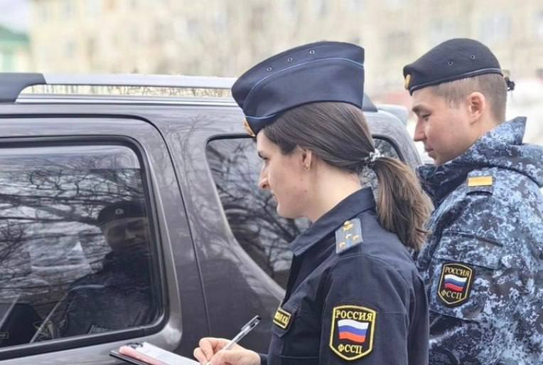 С преподавательницы на Сахалине взыскали миллионный штраф Судебные приставы Сахалинского управления ФССП добились взыскания штрафа в размере одного миллиона рублей с бывшей преподавательницы вуза, осуждённой за систематическое получение взяток. Суд установил, что женщина причастна к 36 эпизодам коррупции ч. 3 ст. 290 УК РФ . Ей было назначено наказание в виде шести лет лишения свободы условно с испытательным сроком пять лет. Кроме того, она лишена права заниматься преподавательской деятельностью сроком на три с половиной года. После возбуждения исполнительного производства приставы уведомили должницу о возможных последствиях уклонения от уплаты и временно ограничили её выезд за границу. Как сообщила начальник специализированного отделения судебных приставов по Сахалинской области Ольга Исакова, женщина незамедлительно погасила штраф в полном объёме, избежав дополнительных мер принудительного исполнения.