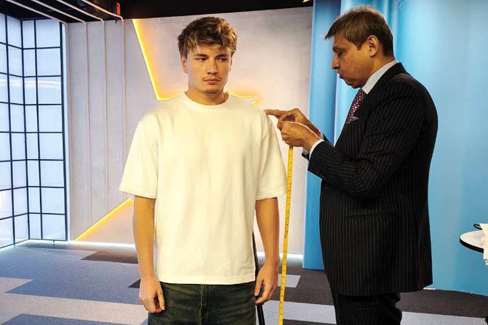 Полузащитник Зенита Андрей Мостовой признан футбольным Джентльменом года 2025 Награда футболисту будет вручена на торжественной церемонии которая состоится 8 декабря в Москве в здании министерства спорта По давней традиции главным призом станет классический смокинг сшитый многолетними партнерами премии из компании Императорский портной По условиям премии ее обладателем можно стать только один раз за карьеру единственным исключением стал Андрей Тихонов лауреат 1996 и 2006 годов Номинантами становятся яркие футболисты которые не просто хорошо действую на поле но и вдохновляют очаровывают заставляет помнить что футбол больше чем игра Подписаться на truekpru Читать нас в MAX