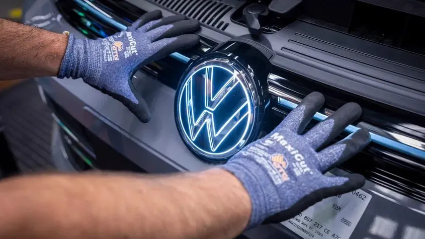 Volkswagen могут вернуть в Россию через Узбекистан Уже в этом году в Узбекистане запустят сборку автомобилей VW заявил глава компании производителя Узавтосаноат Машины планируется экспортировать в страны СНГ в число которых теоретически может войти и Россия Первоначально сборку автомобилей запустят на площадке в Ташкенте а позже переведут на новый завод в Ангренской промышленной зоне но его ещё предстоит построить Локализованы будут семь пока не названных моделей Проект реализуется в рамках поручения главы Узбекистана довести объём локального автопрома до миллиона машин к 2030 году В 2024 м в стране запустили предприятие BYD в этом случае партнёром также выступила Узавтосаноат Журнал Авто ру online