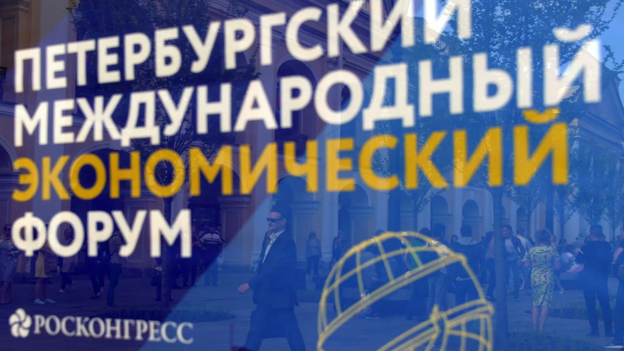 INSTAGRAM  В РОССИИ   СОЦИАЛЬНАЯ СЕТЬ МОЖЕТ ВЕРНУТЬСЯ ПРИ ВЫПОЛНЕНИИ УСЛОВИЙ  Первый заместитель председателя комитета Госдумы по информационной политике Антон Горелкин на полях ПМЭФ высказался о потенциальном возвращении социальной сети Instagram  в российское цифровое пространство.  "Instagram  должен начать соблюдать российское законодательство, приземлиться, открыть филиал. И покаяться, извиниться перед российскими гражданами. Ведь владельцы Instagram  активно призывали легализовать призывы к убийству граждан в своей социальной сети, они должны извиниться за это, должны открыть филиалы, соблюдать российские законы, тогда да, наверное, шанс у них вернуться есть", - сказал Горелкин.  Обсуждение перспектив возвращения иностранных цифровых платформ проходит в рамках Петербургского международного экономического форума.   Деятельность Meta Platforms Inc.  владельца Facebook и Instagram  признана экстремистской и запрещена на территории Российской Федерации.  Фото: Риа новости  #аврорамедиа_россия    Telegram-экосистема АВРОРА МЕДИА МЕДИА   НОВОСТИ   РЕГИОН   ЛАЙФ   СПОРТ   ГЕРЛЗ   ХАЙТЕК   ПЕРСОНЫ   ИНСАЙД   КРИМИНАЛ   МОЛОДОСТЬ   LIVE   АВРОРА МЕДИА YOUTUBE   RUTUBE