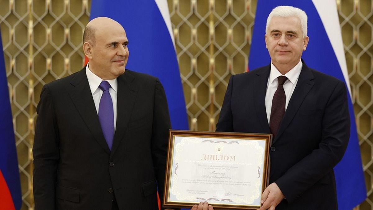 Ученые Росатома удостоены Премий Правительства в области науки и технологий За разработку и внедрение проекта атомной электрической станции большой мощности АЭС 2006 наградили команду из 10 человек Руководителем проекта выступил генеральный директор Атомэнергопроекта Рубен Топчиян также в коллектив вошли представители ОКБ Гидропресс Росэнергоатома и Национального исследовательского центра Курчатовский институт За разработку и внедрение в серийное производство тепловыделяющих элементов для активных зон транспортных реакторов плавучих энергоблоков и атомных станций малой мощности премирован коллектив под руководством директора научно исследовательского твэльно топливного отделения Бочваровского института Геннадия Кулакова Помимо бочваровцев в числе 10 награжденных также специалисты ОКБМ Африкантов Машиностроительного дивизиона НИИАР Курчатовского института и Военно морской Академии им Адмирала Кузнецова Подписывайтесь на Росатом Оставляйте бусты новость УченыеРосатома РосатомНаука