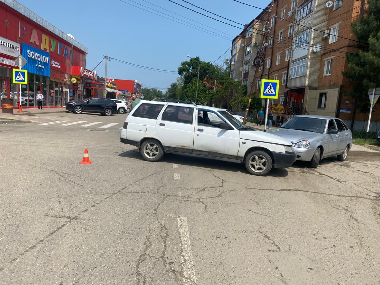 За неделю на дорогах района 30 автомобилей попали в ДТП Со 2 по 8 июня на территории Апшеронского района произошло 17 дорожно-транспортных происшествий, в результате которых 30 транспортных средств получили механические повреждения. По видам ДТП: столкновение транспортных средств - 9; наезд на препятствие - 1; наезд на стоящее транспортное средство -4; съезд с дороги - 3. Основным нарушением Правил дорожного движения, повлекшим за собой ДТП, стал неправильный выбор дистанции - 5 ДТП. Самым аварийным днём на прошедшей неделе стало воскресенье, в этот день зарегистрировано 6 ДТП, самыми аварийными часами - период времени с 10:00 до 14:00 9 ДТП . Уважаемые участники дорожного движения! Неукоснительное соблюдение Правил дорожного движения позволит Вам избежать происшествий, сохранить жизнь и здоровье. Будьте предельно внимательны на дорогах, обращается Госавтоинспекция Апшеронского района. Фото отдела Госавтоинспекции Апшеронского района