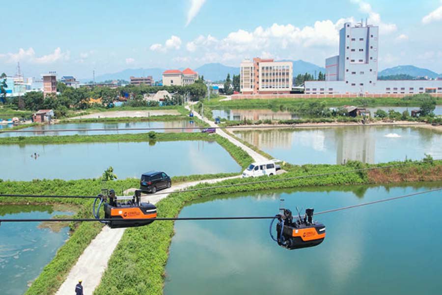 Робот наносит изоляцию на провода ЛЭП Продолжаем наблюдать за развитием беспилотных систем в мире и расширением возможностей их применения для технического обслуживания и модернизации объектов электрических сетей Одной из новинок 2025 года стала разработка китайской технологической компанией специализированного робота предназначенного для нанесения изоляционных покрытий под напряжением на оголенные провода воздушных линий ВЛ Платформа размерами 100 45 53 см и массой 39 кг предназначена для нанесения изоляции на сталеалюминевые провода ЛЭП напряжением 10 110 кВ сечением 70 300 мм² Скорость нанесения защитного изоляционного покрытия на провод составляет 3 6 м мин Устройство способно работать как автономно по заранее заданной программе так и с дистанционным управлением по радиоканалу обеспечивая нанесение изоляции даже на труднодоступных участках Аппарат прошел успешные полевые испытания в Циньхуандао во время резких похолоданий где его использовали для быстрого нанесения изоляции на оголенные провода обеспечивая надежное электроснабжение в условиях образования гололеда и падения деревьев Таким образом новая роботизированная платформа позволяет электросетевым компаниям создавать изолированные линии без проведения их сложной и дорогостоящей реконструкции и даже без отключения Все эти преимущества открывают возможность практически полностью пересмотреть подходы к реализации концепции замены ВЛ на ВЛЗ Подробности
