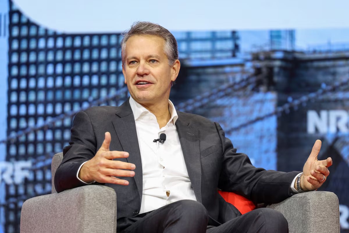 Сооснователь ASOS погиб после падения с 17 го этажа в Таиланде Тело Квентина Гриффитса обнаружили на территории отеля в Паттайе где он проживал последнее время По данным полиции бизнесмен выпал с балкона своего номера Следов борьбы или насильственной смерти не обнаружено апартаменты были заперты изнутри Следствие связывает трагедию с сильным стрессом Гриффитс был вовлечен в два судебных процесса один из которых касался финансового спора и раздела совместного бизнеса с бывшей женой Гриффитс запустил ASOS в 2000 году Изначально название расшифровывалось как As Seen On Screen Как видно на экране стартап продавал копии одежды знаменитостей из фильмов и ТВ Предприниматель вышел из операционного управления компанией еще в 2005 году но сохранил за собой долю акций фэшн гиганта settersmedia news