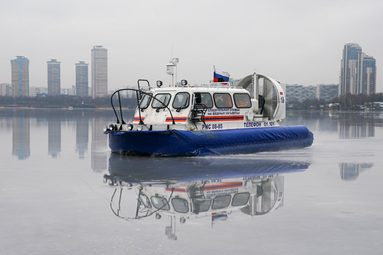 Спасатели в усиленном режиме патрулируют реки и водоемы в Москве Сотрудники поисково спасательной службы на водных объектах постоянно контролируют обстановку в районах рек и водоемов так как на акватории начал появляться лед и пока он достаточно хрупкий Призываем москвичей быть аккуратнее не выходить на лед внимательно следить за детьми и домашними питомцами во время прогулок возле воды рассказал заместитель Мэра Москвы Петр Бирюков В настоящее время ледяной покров толщиной от 0 5 до 5 см формируется на внутренних водоемах Садовом пруду озере Бездонном Терлецких Борисовских Царицынских и Люблинских Шибаевском и Мещерском прудах озере Школьном в ЗелАО На Химкинском водохранилище лед толщиной до 2 5 см Москва река свободна ото льда На водоемах ТиНАО ледяной покров до 1 см Регулярно проводим замеры толщины льда под особым контролем места несанкционированного выхода на лед зимнего купания рыбной ловли Спасатели патрулируют водные акватории на судах на воздушной подушке всего задействовано более 25 единиц такой техники Этот транспорт способен передвигаться по воде и льду со средней скоростью 50 80 км ч Безопасность на воде в столице обеспечивают сотрудники 25 поисково спасательных и одной пожарно спасательной станций Московской городской поисково спасательной службы на водных объектах где работают свыше 500 специалистов Больше о событиях Москвы в каналах Мэра Москвы Сергея Собянина и Городское хозяйство Москвы в MAX
