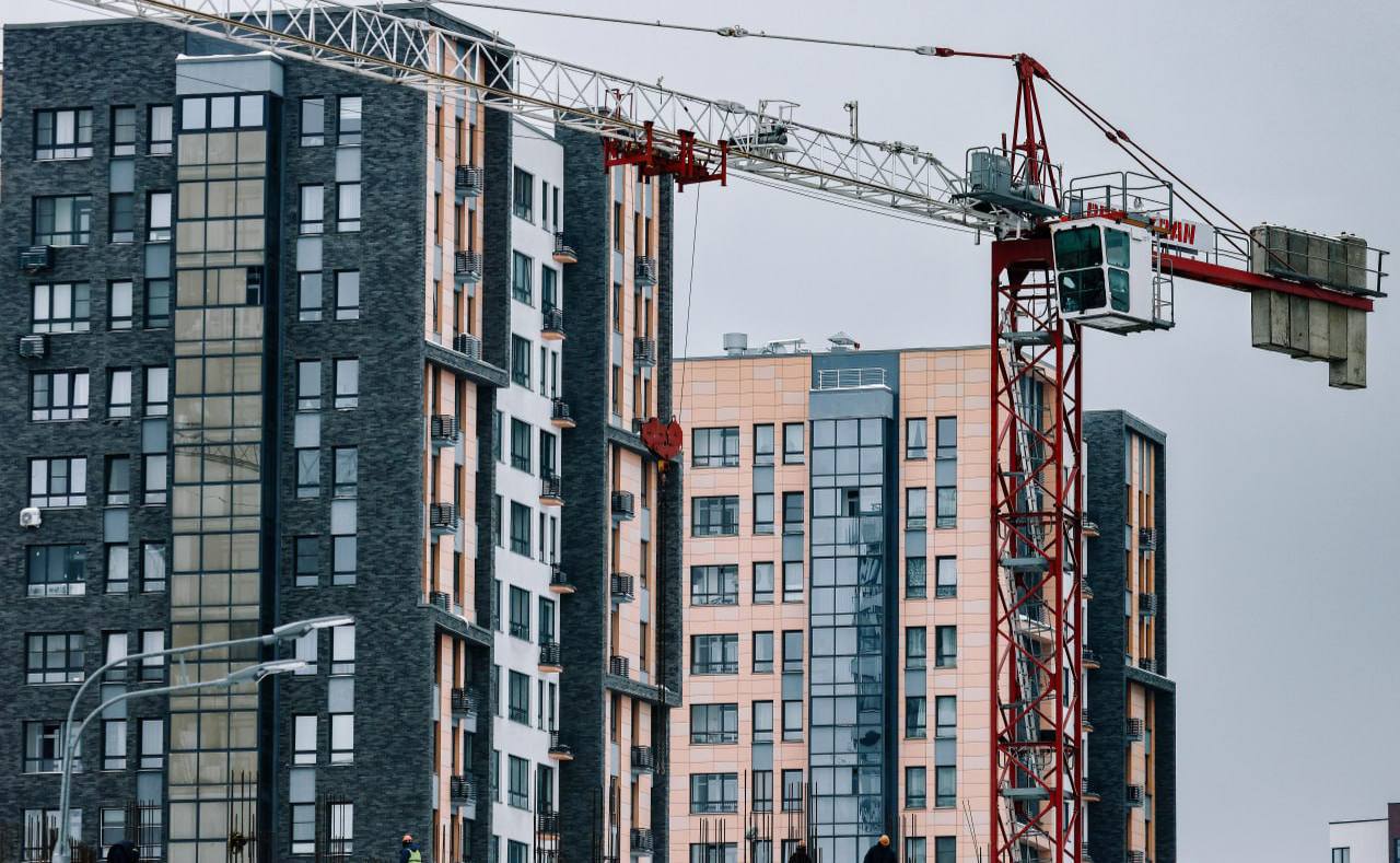 До 95 эксперты оценили долю теневого рынка аренды жилья в России С 2023 года рынок аренды жилья в России вырос почти на 10 до 251 млн кв м Однако доля теневого сектора осталась прежней около 95 сообщили в Дом РФ по запросу РБК Недвижимости В общем жилфонде доля аренды увеличилась с 6 1 до 6 4 Почти все по прежнему в тени По оценке Института экономики города 80 90 сделок нелегальные В то же время ситуация немного улучшается 15 лет назад официально сдавалось лишь 5 жилья сейчас до 20 Этому способствовали льготные налоговые режимы патенты и самозанятость Ранее налог составлял 13 теперь действуют упрощённые схемы Сдерживающий фактор сокращение числа иностранных арендаторов Сколько платят налогов те кто сдает жилье по белому Физлица платят 13 22 ИП 6 15 самозанятые 4 6 При патенте налоги не платятся но сам патент нужно приобрести Самозанятость популярный путь для легальных рантье По оценкам Института экономики города из 6 млн сдаваемых квартир легально оформлены 1 2 млн из них 700 тыс через самозанятость При аренде 40 тыс руб в месяц это 350 млрд руб в год из которых бюджет получает до 15 млрд руб налога К августу 2025 года 286 4 тыс самозанятых указали аренду как вид деятельности в 2022 году 127 9 тыс Рост продолжается легализация набирает обороты Что будет с арендой если самозанятость отменят Режим самозанятости сейчас действует как эксперимент до 2028 года Эксперты считают что даже если его отменят раньше рынок сильно не пострадает просто замедлится темп обеления Те кто уже платит налоги скорее всего перейдут на другие схемы Уход полностью в тень требует отказа от безнала и всех формальных признаков дохода на такое пойдут немногие аренда Фото Андрей Любимов РБК Читать РБК Недвижимость в Telegram