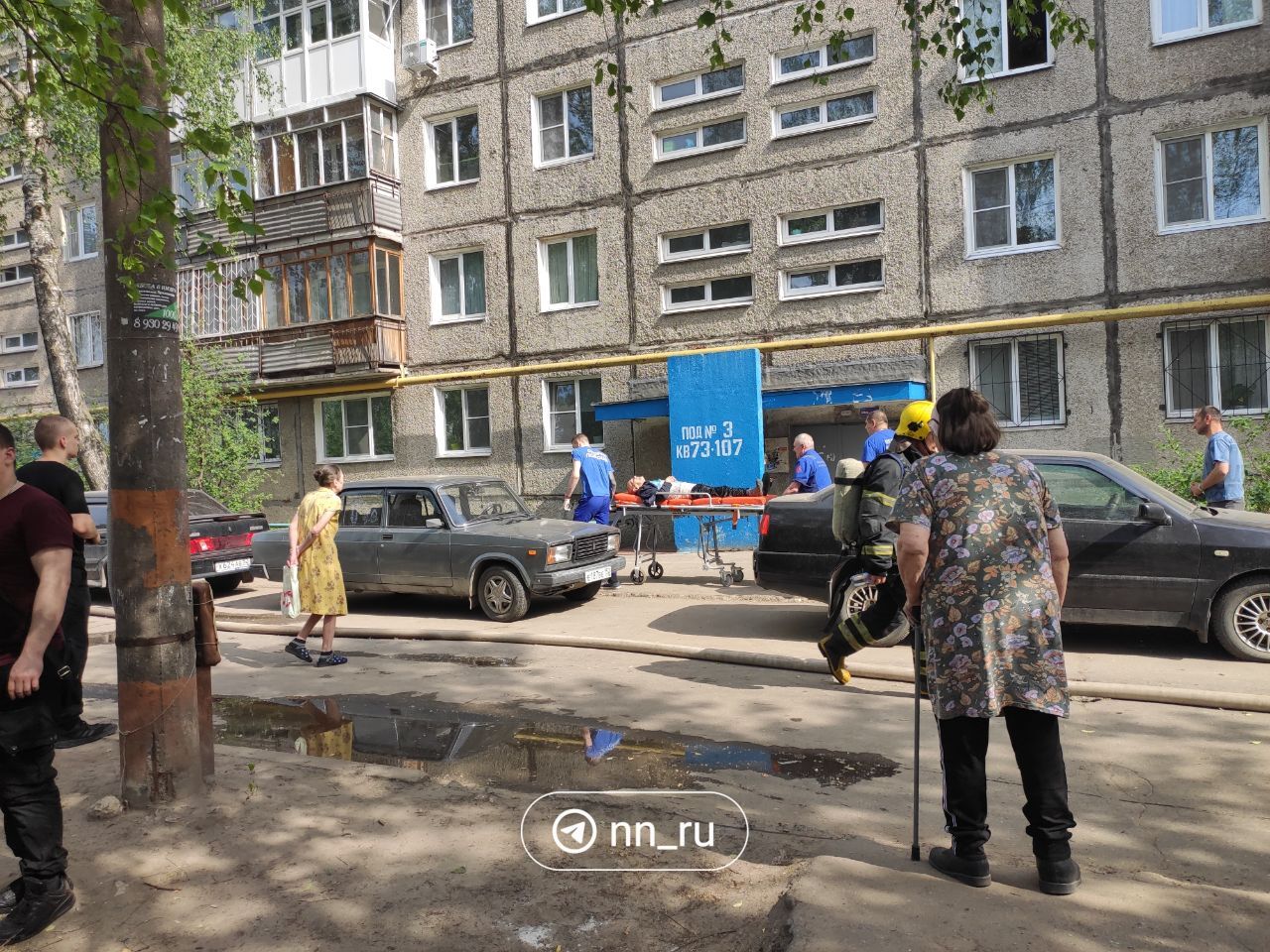 Еще одного пострадавшего эвакуировали из подъезда на Пермякова. Пожилого мужчину на руках вынесли несколько спасателей и срочно передали медикам.  Подпишись   Предложи новость