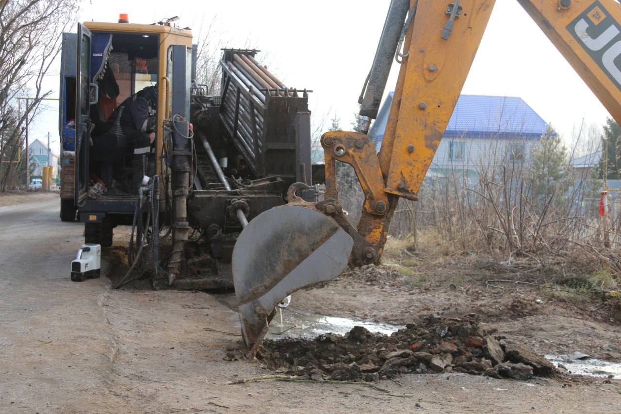 В ж.м.Борисоглебское продолжается строительство второй очереди водопровода  В прошлом году было проложено 520 метров трубопровода. Сейчас во время второго этапа, планируется увеличить протяженность системы водоснабжения до 2,2 километров. Это позволит обеспечить водой жителей 10 улиц, где до сих пор отсутствовало централизованное водоснабжение.   В настоящее время подрядная организация выполняет работы по ул.Школьная, Победы, Колхозная, Торфяная. Строительство ведется методом горизонтально-наклонного бурения, что позволяет максимально сохранить дорожное покрытие.   Работы выполняются по республиканской программе ГКУ «Главное управление инженерных сетей РТ» - «Обеспечение населения водой в населенных пунктах Республики Татарстан».   ‍ Также совсем скоро у жителей этого жилого массива появится возможность обратиться за медицинской помощью в  амбулаторию. Работы близятся к завершению.