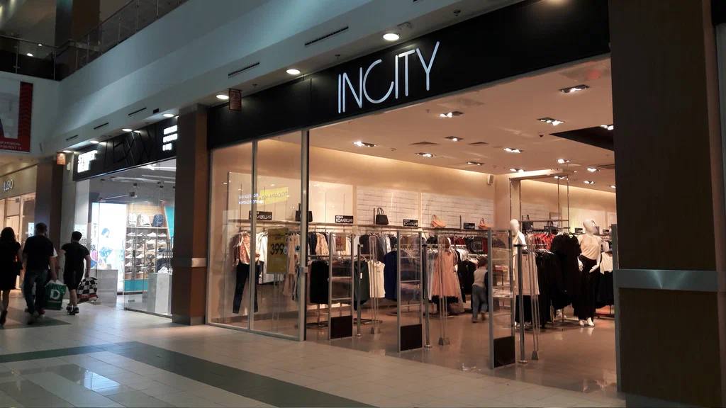 Арбитражный суд Москвы признал банкротом компанию Модный континент который владеет сетью магазинов женской одежды Incity Суд открыл в компании конкурсное производство Банкротство Модного континента началось в мае 2025 г Заявление о признании компании несостоятельной подал индивидуальный предприниматель Дмитрий Зимин Он выкупил долг Модного континента в 135 млн руб перед АО Банк Финсервис Арбитраж ввел в компании наблюдение 17 июня В материалах суда уточняется что права требования к Модному континенту Зимин приобрел у банка Финсервис которому ритейлер задолжал по двум договорам кредитной линии 2023 и 2024 гг На фоне банкротства Модный континент закрыл последние магазины одежды Incity и белья Deseo