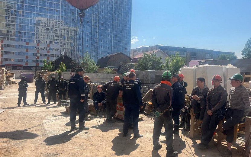 Дело о гибели рабочего Дело возбудили по факту гибели мигранта на стройке в Ижевске. Погибшим при падении с высоты на ул. Леваневского оказался 24-летний гражданин одной из стран Средней Азии. В рамках расследования сотрудники СК провели мероприятия, направленные на проверку законности пребывания иностранцев на территории России Фото: пресс-служба СУ СКР по Удмуртии #Ижевск #Удмуртия