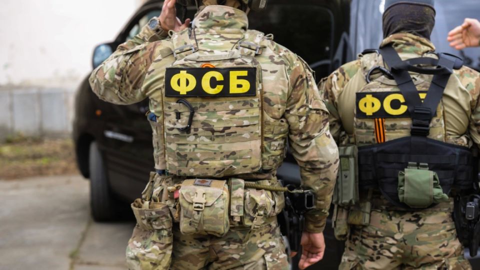 Силовики сорвали покушение на ветерана из батальона "Спарта": Житель Татарстана следил за ним по указке украинских спецслужб ⁠ В Набережных Челнах задержали 51-летнего местного жителя за шпионаж в пользу Украины и слежку за ветераном, который принимал участие в боевых действиях на территории Луганской Народной Республике в состав добровольческого батальона "Спарта".  ФСБ задержала жителя Татарстана по делу о госизмене: он следил за добровольцем из "Спарты", которого включили в список "врагов Украины", занеся на экстремистский сайт "Миротворец". Как считает следствие, задержанный оказывал содействии в организации убийства ветерана, с этой целью он передавал спецслужбам Украины данные о его местонахождении, фотографировал его дом и личный автомобиль.  Отмечается, что житель Челнов работал на Украину с 2022 года: вёл разве...  Подробнее>>>