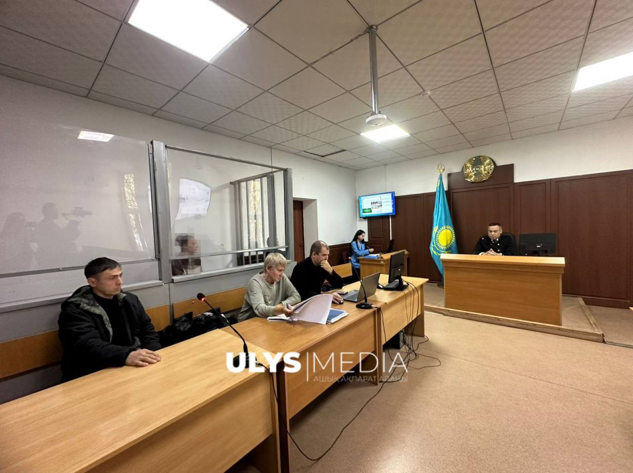 Суд по делу Мухамадиевой пройдет в открытом режиме В Караганде состоялось судебное заседание по делу 22 летней Алики Мухамадиевой обвиняемой в разжигании розни через публикации в Threads Детали Государственный обвинитель Фарида Садуова ходатайствовала о проведении слушаний в закрытом режиме Обвиняемая и её адвокат поддержали просьбу однако судья Аргын Кутышев отклонил её Таким образом процесс будет проходить в открытом формате При этом адвокат и сама обвиняемая обратились к журналистам с просьбой не снимать лицо Мухамадиевой на фото и видео судья удовлетворил это ходатайство На заседании девушка полностью признала вину и не сдерживая слёз заявила что искренне раскаивается Согласно материалам дела Мухамадиева является владелицей магазина одежды t me ulysmediatg