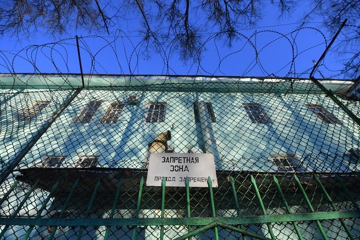 Не успел насладиться свободой 53-летний мужчина, который уже не раз сидел за решеткой, снова попался на краже. 13 мая он украл бензопилу Stihl MS 230 стоимостью почти 48 тысяч рублей с территории агрокластера. Судья Мегино-Кангаласского района решил, что мужчину нужно отправить в СИЗО на два месяца - до 12 июля. Такое наказание было выбрано с учетом отягчающих обстоятельств - у мужчины нет постоянного жилья, он только недавно вышел на свободу и имеет непогашенные судимости. Кроме того, подозреваемый злоупотребляет спиртным. Суд посчитал, что если отпустить его, он может снова совершить преступление или скрыться от следствия. Пока решение суда можно обжаловать, но скорее всего вор снова окажется за решеткой. Фото: Иван Макеев