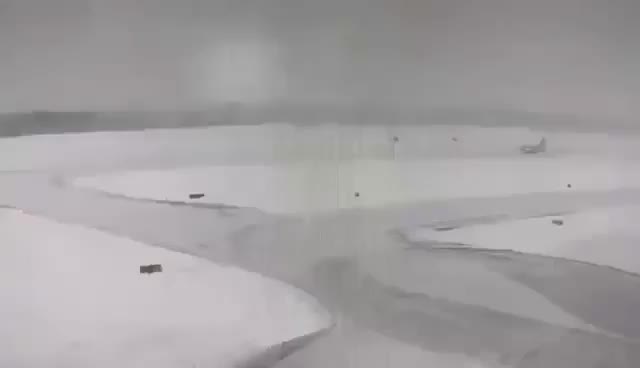 Аэропорт Вильнюса временно закрыт из-за неопознанных объектов в небе