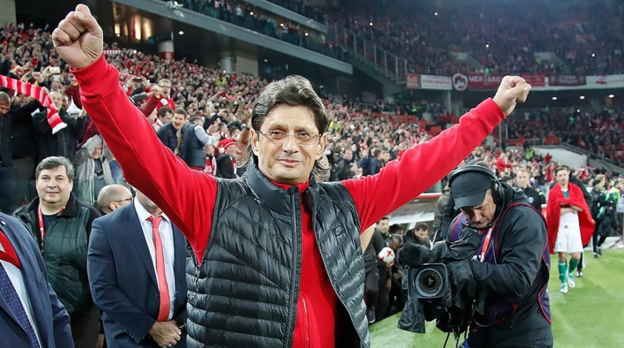 Леонид Федун продал принадлежавшие ему 10 акций Лукойла самой же компании Reuters Сделка прошла в начале года Стоимость акций Федуна издание оценило примерно в 7 млрд долларов Reuters отмечает что миллиардер мог и не получить эту сумму В Лукойле Федун занимал должность вице президента Широкой публике он известен как бывший президент футбольного клуба Спартак Торги LKOH if market news