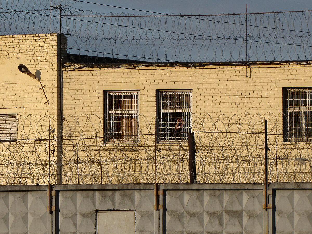 В международный розыск объявили осужденного сочинского застройщика Девелопер из Сочи Анзор Пруидзе который осужден за мошенничество и находится под следствием по новому делу объявлен в международный розыск Несмотря на то что он должен отбывать наказание в колонии строгого режима его местонахождение неизвестно ФСИН и полиция отказываются комментировать ситуацию ссылаясь на защиту персональных данных и оперативную информацию Юристы считают что это свидетельствует о проблемах в системе охраны осужденных commons wikimedia Утренний Юг   прислать новость