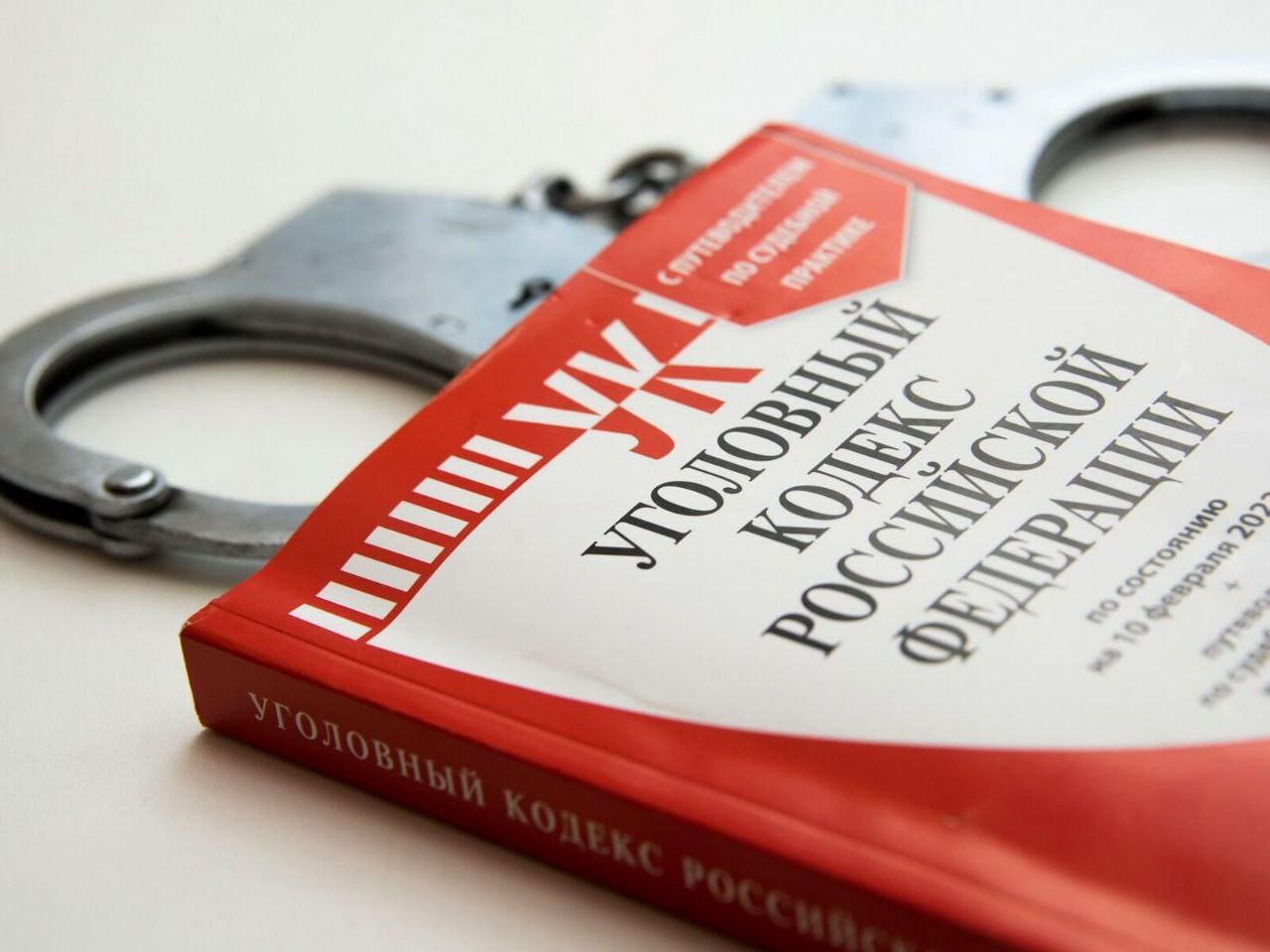 Саратовские полицейские задержали подозреваемого в грабеже 12 июля в одну из больниц Ленинского района Саратова был госпитализирован 28-летний местный житель. Мужчина рассказал сотрудникам полиции, что в утреннее время того же дня у дома на ул. Международной неизвестный нанес ему телесные повреждения и открыто похитил мобильный телефон стоимостью 11 тысяч рублей. По данному факту следственным подразделением возбуждено уголовное дело по признакам преступления, предусмотренного п. «г» ч. 2 ст. 161 УК РФ «Грабеж». В результате проведенного комплекса оперативно-розыскных мероприятий сотрудниками полиции установлен и доставлен в отдел 37-летний ранее судимый саратовец. Он дал признательные показания. Похищенное имущество не изъято. Фигурант задержан в порядке ст. 91 УПК РФ.