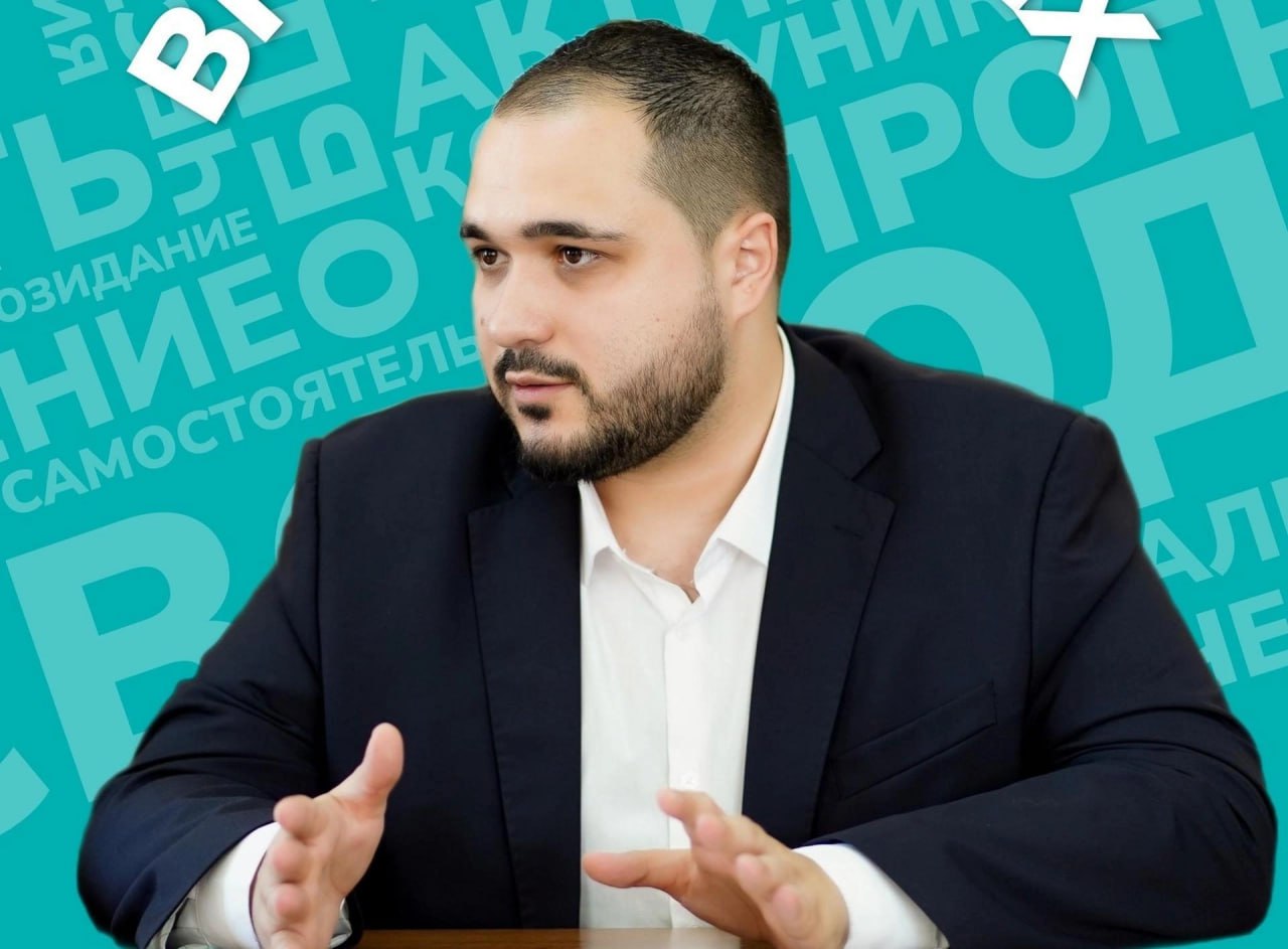 Оренбург 24 7 Орск На пост мэра города выдвинут второй кандидат Вслед за Единой Россией которая выдвинула на пост главы Оренбурга действующего временно исполняющего полномочия главы города Альберта Юмадилова представила своего кандидата партия Новые люди Составит конкуренцию Юмадилову 30 летний Алексей Дрынов аспирант Российского института стандартизации при Росстандарте РФ Дрынов занимается научной работой по направлению Управление качеством продукции стандартизация организация производства пишет кандидатскую диссертацию а также работает в Благотворительном фонде Экосфера Решил стать мэром чтобы изменить подход к работе с городом Главное сделать Оренбург удобным для жителей Дорожки там где действительно ходят транспорт там где его ждут Город должен быть ориентирован на подробнее на канале Оренбург 24 7 Орск