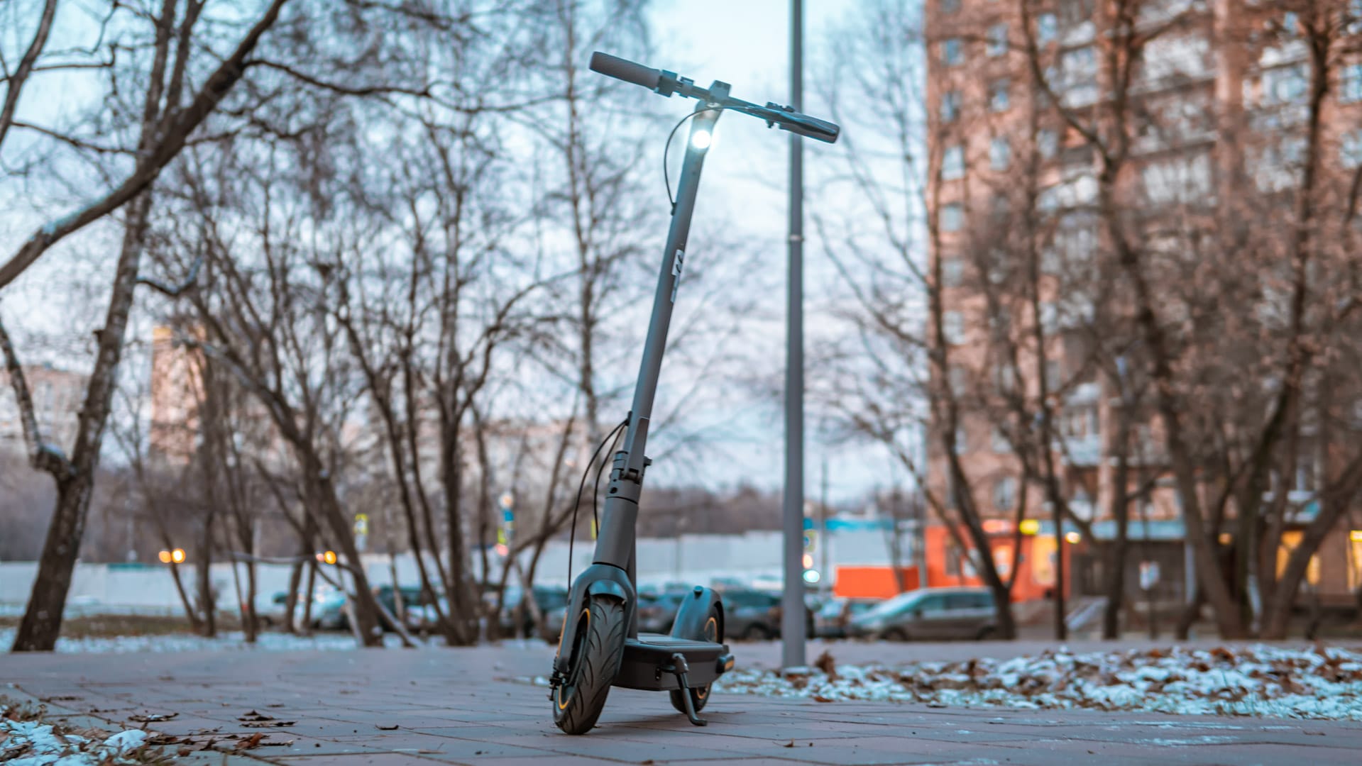 В Москве официально закончен сезон самокатов  Операторы постепенно убирают транспорт с парковок. Он уже недоступен для аренды.