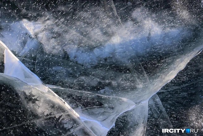 Ледовый период на Байкале сокращается Озеро замерзает позже и вскрывается раньше чем несколько десятилетий назад Эти устойчивые изменения связаны с глобальным изменением климата сообщил директор Института биологии озера Байкал ИГУ доктор биологических наук Максим Тимофеев За последние 50 лет время которое Байкал проводит подо льдом сократилось в среднем на 1 2 недели Это влияет на ключевые экосистемные процессы лёд необходим для размножения байкальской нерпы и зимнего пика цветения фитопланктона основы пищевой цепи Сокращение ледового периода может привести к снижению объёмов первичного органического вещества на миллионы тонн и вызвать серьёзные экологические последствия Жители прибайкальских деревень уже ощущают перемены в населённых пунктах без дорог например в Больших Котах ледовая переправа единственный зимний путь на большую землю Пока Байкал не замёрз полностью деревни остаются фактически изолированными На данный момент Байкал только начинает покрываться льдом В ночь на 19 января лёд полностью покрыл озеро в районе Култука В других районах таких как Большое Голоустное и Листвянка ледостав неполный есть участки открытой воды и забереги Читайте IrCity в MAX