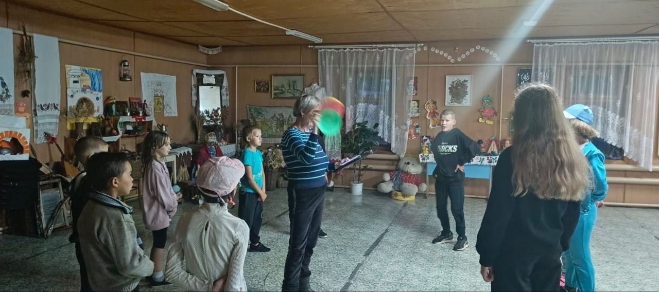 «Волшебный сундучок» и «Лучи светофора» порадовали ямбулатовских ребят  5 и 6 августа в Ямбулатовском СДК прошли две яркие программы для детей.    «Волшебный сундучок» – ребята отгадывали загадки, играли в «Колпачок» и инсценировали «Репку». Завершилось всё сладким сюрпризом из сундука!    «Лучи светофора» – дети узнали историю светофора, повторили ПДД в играх и нарисовали светофор будущего.