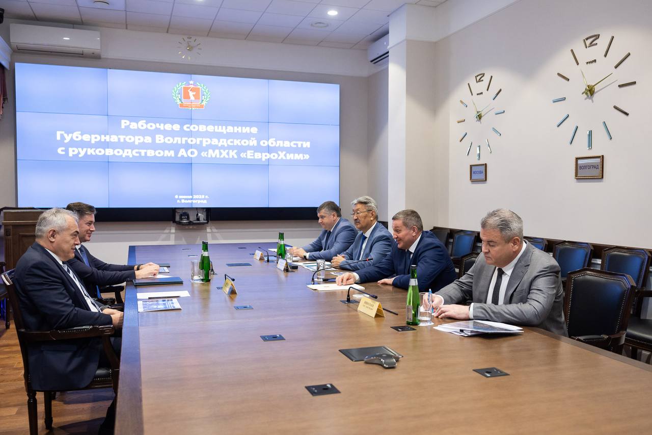 Губернатор Волгоградской области Андрей Бочаров провел рабочую встречу с председателем совета директоров МХК «ЕвроХим» Игорем Нечаевым В центре внимания — реализация масштабного инвестпроекта на базе Гремячинского калийного месторождения и развитие социальной инфраструктуры Котельниковского района. Первая очередь минерально-химического производства уже успешно функционирует, продолжается строительство второй. Проект поддерживается государством и способствует созданию рабочих мест и развитию региона. «ЕвроХим» — ведущий производитель минеральных удобрений в России и мире.