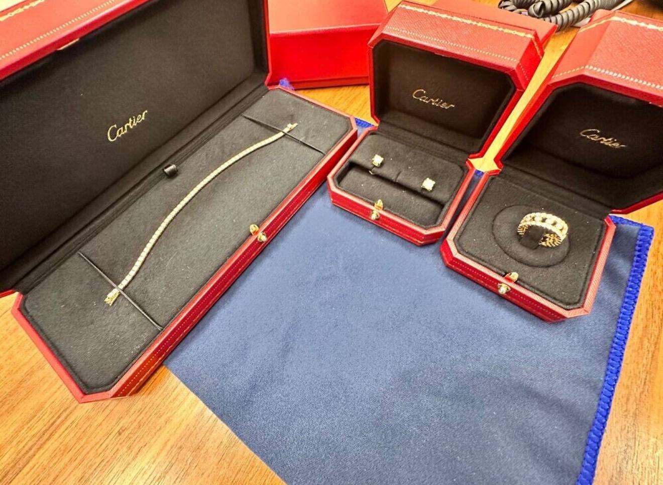 Украшения Cartier стоимостью более 5 млн рублей пыталась провезти россиянка из Дубая в дамской сумочке Роскошный подарок мужа обнаружили шереметьевские таможенники при досмотре багажа В сумке находились кольцо Broderie De Cartier браслет Lignes Essentielles и серьги из коллекции 1895 Stud Earrings с бриллиантами в фирменных коробках Пассажирка пояснила что о необходимости декларирования она якобы не знала поскольку не предполагала что их стоимость превышает эквивалент 10 тыс долларов В отношении владелицы возбудили административное дело о недекларировании товаров В итоге любительнице люкса пришлось заплатить штраф в размере 1 6 млн рублей сообщили в пресс службе ФТС России РЕН ТВ ждет вас в MAX