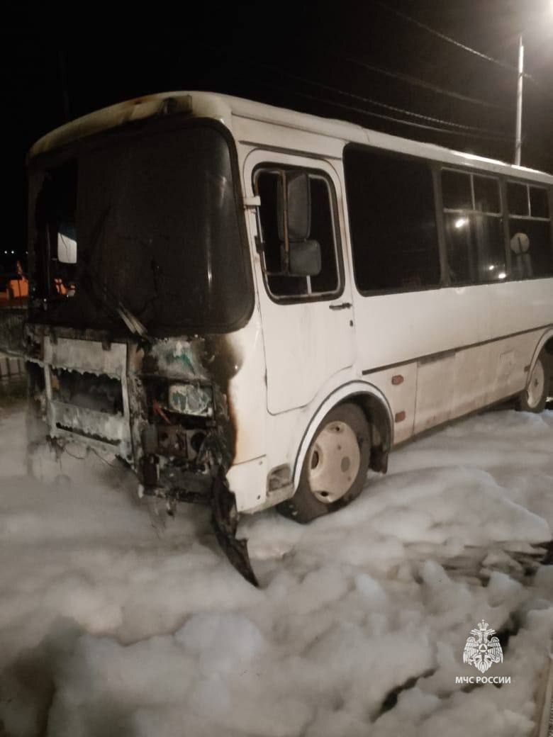  В Стрелецком ночью горел автобус «ПАЗ». В ГУ МЧС России по Белгородской области сообщили, что огонь повредил моторный отсек. Причина происшествия устанавливается. Для ликвидации пожара привлекались четыре специалиста и одна единица техника. Обошлось без пострадавших. Подписаться Прислать новость