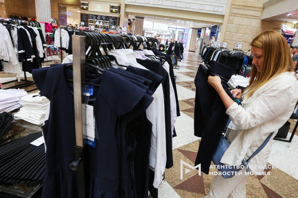 1  2  3  4   Школьная форма в России подорожает на 8–10% до конца года, рассказала Агентству «Москва» доцент базовой кафедры финансового контроля, анализа и аудита Главного контрольного управления Москвы РЭУ им. Плеханова Юлия Коваленко.  Стоимость школьной формы – всегда очень актуальный вопрос перед началом учебного года, ежегодно мы можем увидеть рост цен перед 1 сентября на школьную форму. По данным исследовательских платформ, цена в 2025 году вырастет на 8–10%, но речь идет именно о цене в самый высокий спрос.  Эксперт подчеркнула, что цены растут именно за счет повышенного спроса на форму - выгоднее покупать форму и школьные товары в целом в конце мая или начале июня.    «Москва»