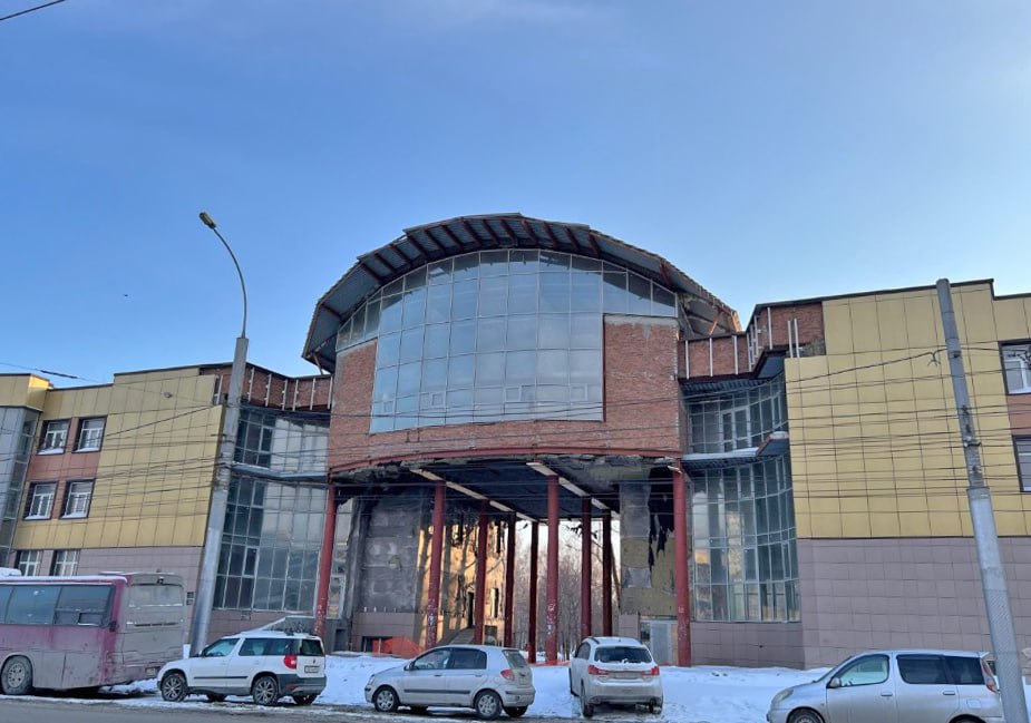 Недостроенный ТЦ на площади Маркса выставили на торги за объект хотят выручить 671 миллион Речь идёт о бизнес центре расположенном по адресу улица Покрышкина 1 Степень готовности трёхэтажного здания площадью 5 9 тысяч м² оценивается в 90 в помещениях отсутствует внутренняя отделка Бизнес центр на Покрышкина должны были ввести в эксплуатацию ещё в 2011 году но что то пошло не так и здание стало долгостроем Адекватный ценник