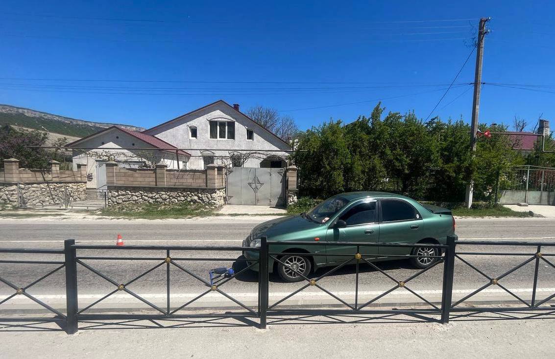 В Бахчисарайском районе водитель легковушки сбил ребенка ДТП произошло сегодня в поселке Куйбышево. Водитель легкового автомобиля сбил мальчика 2020 года рождения, который на самокате выехал с территории частного дома на проезжую часть. Ребенка доставили в больницу. Ведомство проводит проверку. Крым Оперативный