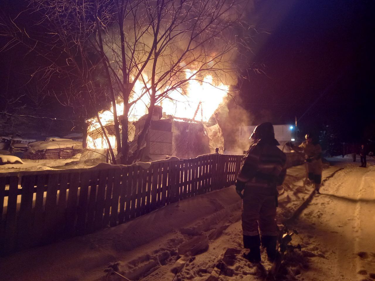 Крупный пожар в жилом доме произошёл в Поронайске  В Поронайске рано утром сегодня произошёл пожар в двухквартирном одноэтажном жилом доме на Набережной, 10. Диспетчер получил информацию в 04:49. Спустя 5 минут по адресу выехал пожарный расчёт.  К этому времени горела крыша дома на площади 100 квадратных метров. С огнём боролись 20 человек и 3 единицы техники. Им удалось локализовать пламя в 07:18, но только в 14:47 они полностью потушили пожар.  Никто из людей не погиб, пострадавших также нет. Почему загорелось здание, предстоит выяснить, сообщает ГУ МЧС по Сахалинской области.