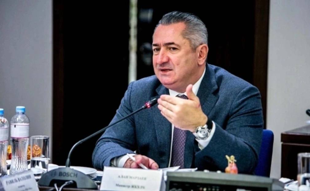‍ Экс-вице-премьера Башкирии Алана Марзаева перевели в СИЗО Уфы  Бывший вице-премьер Башкирии Алан Марзаев переведен из московского СИЗО в Уфу, сообщил РБК Уфа источник, знакомый с делом. Ленинский райсуд города продлил ему меру пресечения в виде заключения под стражу на два месяца, до 6 ноября. Вопрос о месте рассмотрения дела по ходатайству прокуратуры республики рассмотрит Шестой кассационный суд в Самаре.  По словам собеседника, Генпрокуратура России направила дело в Уфу, но прокуратура Башкирии выступила за его рассмотрение в другом регионе, ссылаясь на возможное давление на правоохранительные органы со стороны экс-вице-премьера.   Одним из аргументов, по словам источников, стало якобы общение защиты Алана Марзаева с прессой. Сами адвокаты бывшего вице-премьера не комментировали РБК Уфа дело и не озвучивали свою позицию по нему. Источники полагают, что защита будет настаивать на рассмотрении дела в Башкирии.    РБК-Уфа